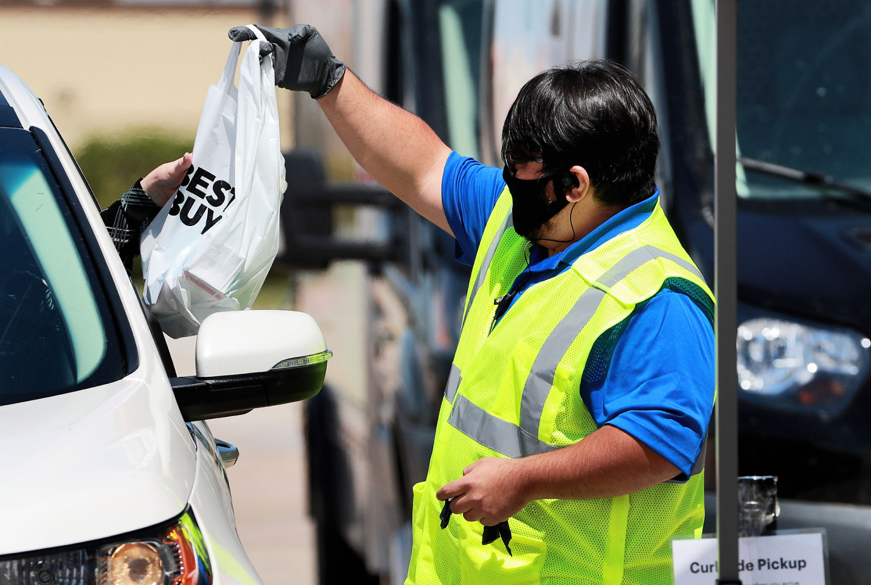 050320_BestBuyWorkers_003_bjs.JPG
